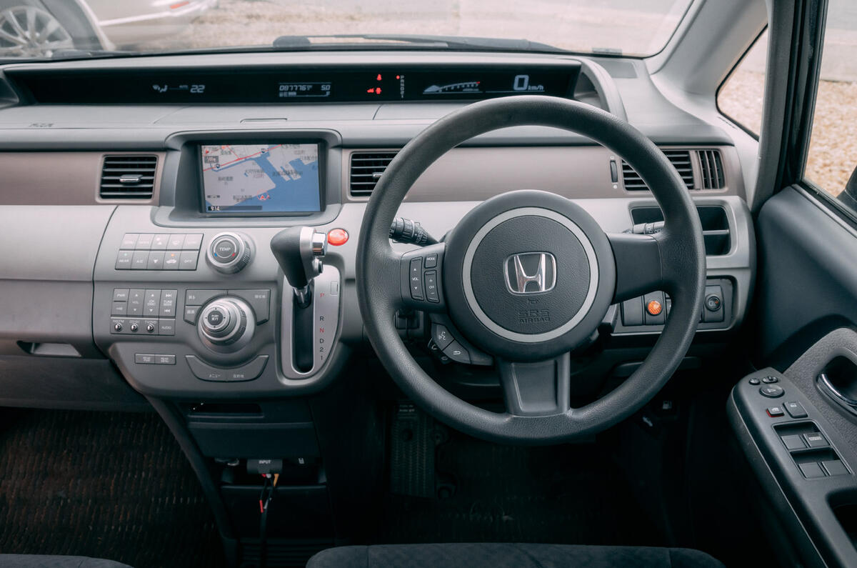 Honda Stepwagon - interior