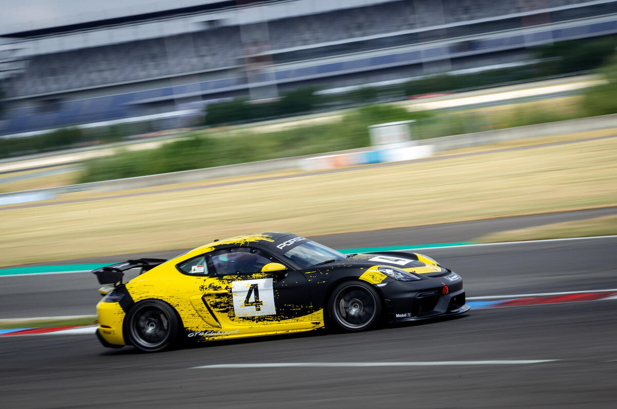 Porsche 718 Cayman GT4 Clubsport 2020 - hero side