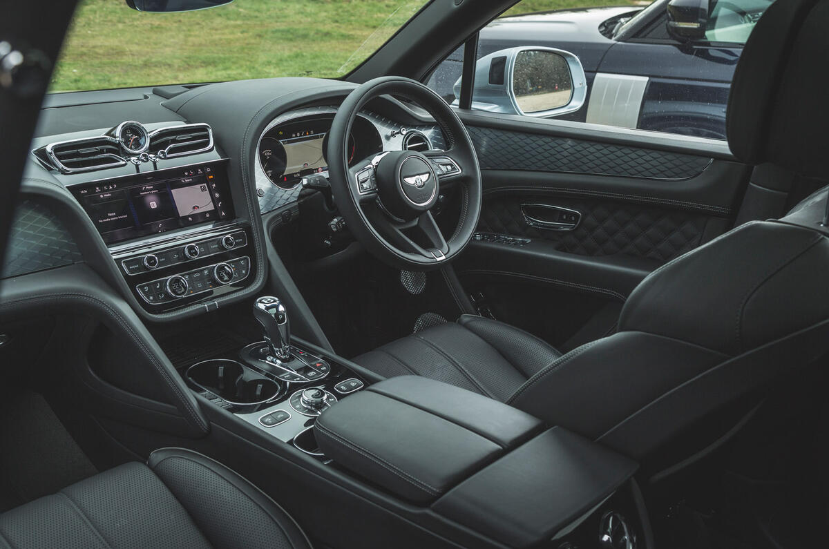 15 LUC Bentley Bentayga Range Rover 2021 0076 15 LUC Bentley Bentayga Range Rover 2021 0076