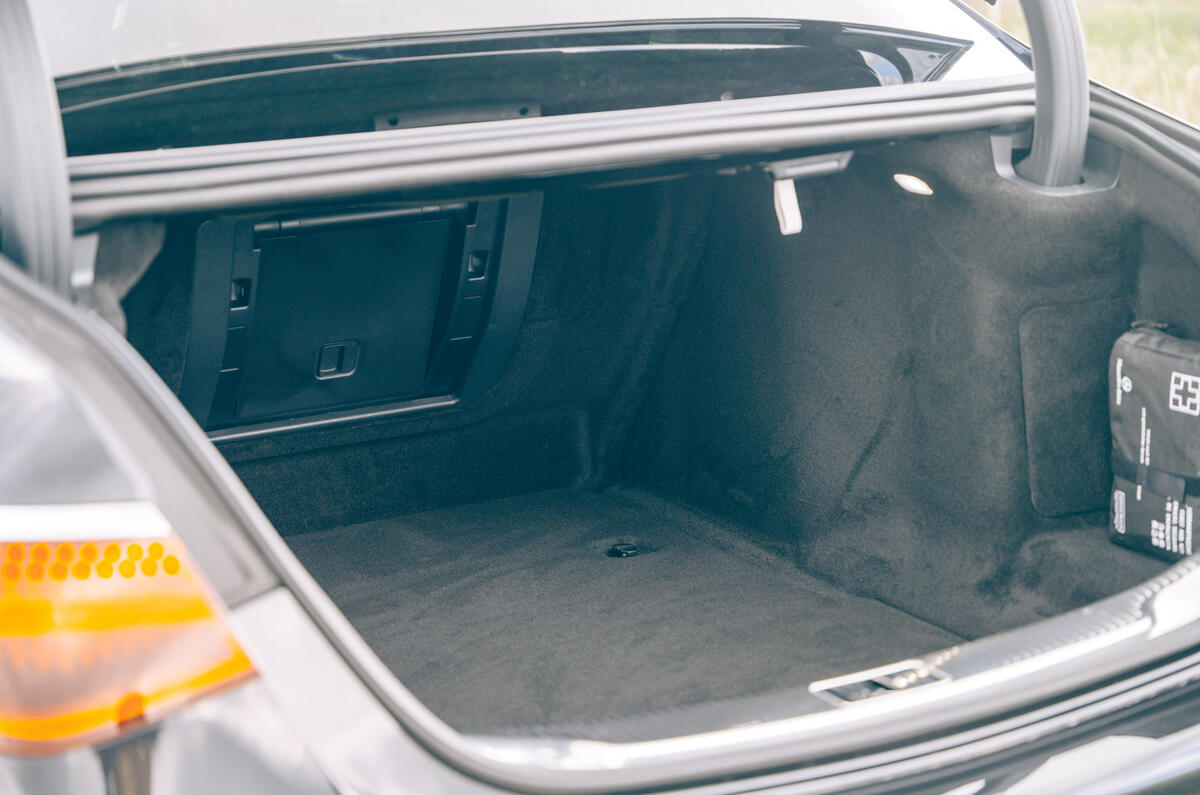 15 olg Flying Spur vs Mercedes Benz S400d 4matic 2021 3849