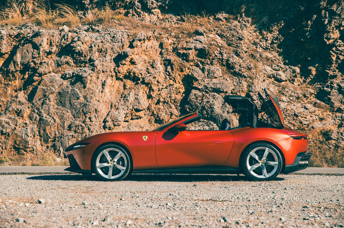 16 Ferrari Amalfi Spider review 2026 roof mechanism