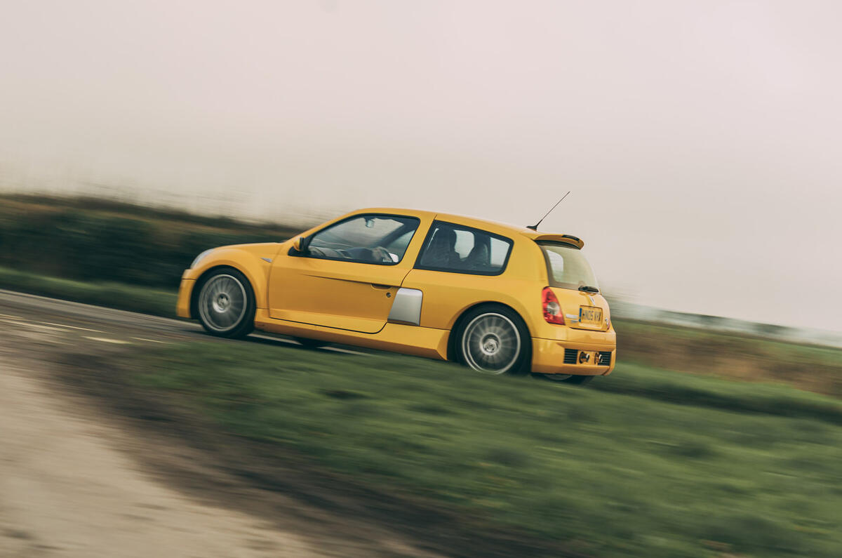 16 Clio V6 2021 35 16 Clio V6 2021 35