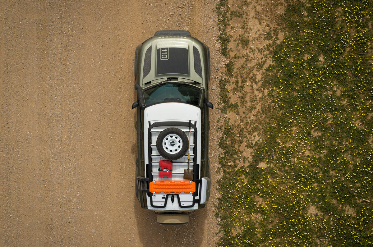 Land Rover Defender 2020 - overhead Land Rover Defender 2020 - overhead