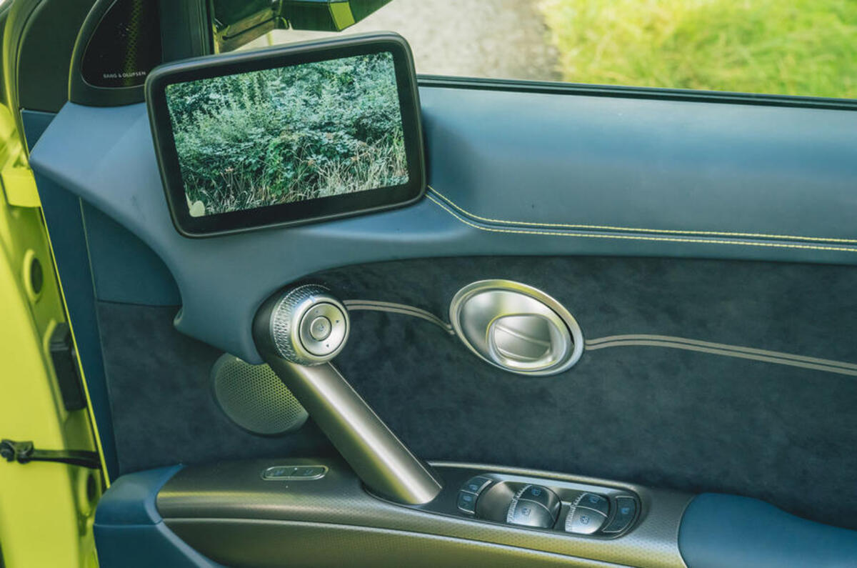 18 genesis g60 sport plus rt 2022 mirror screen interior doorhandle 18 genesis g60 sport plus rt 2022 mirror screen interior doorhandle