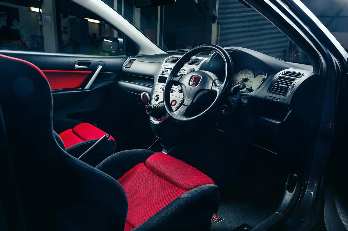19 104304 2005 Honda Civic Type R