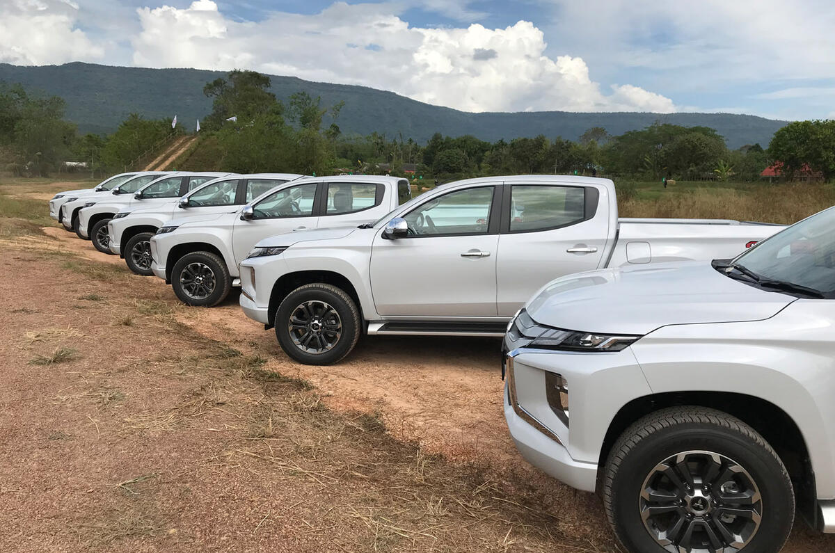 Mitsubishi L200 - static side