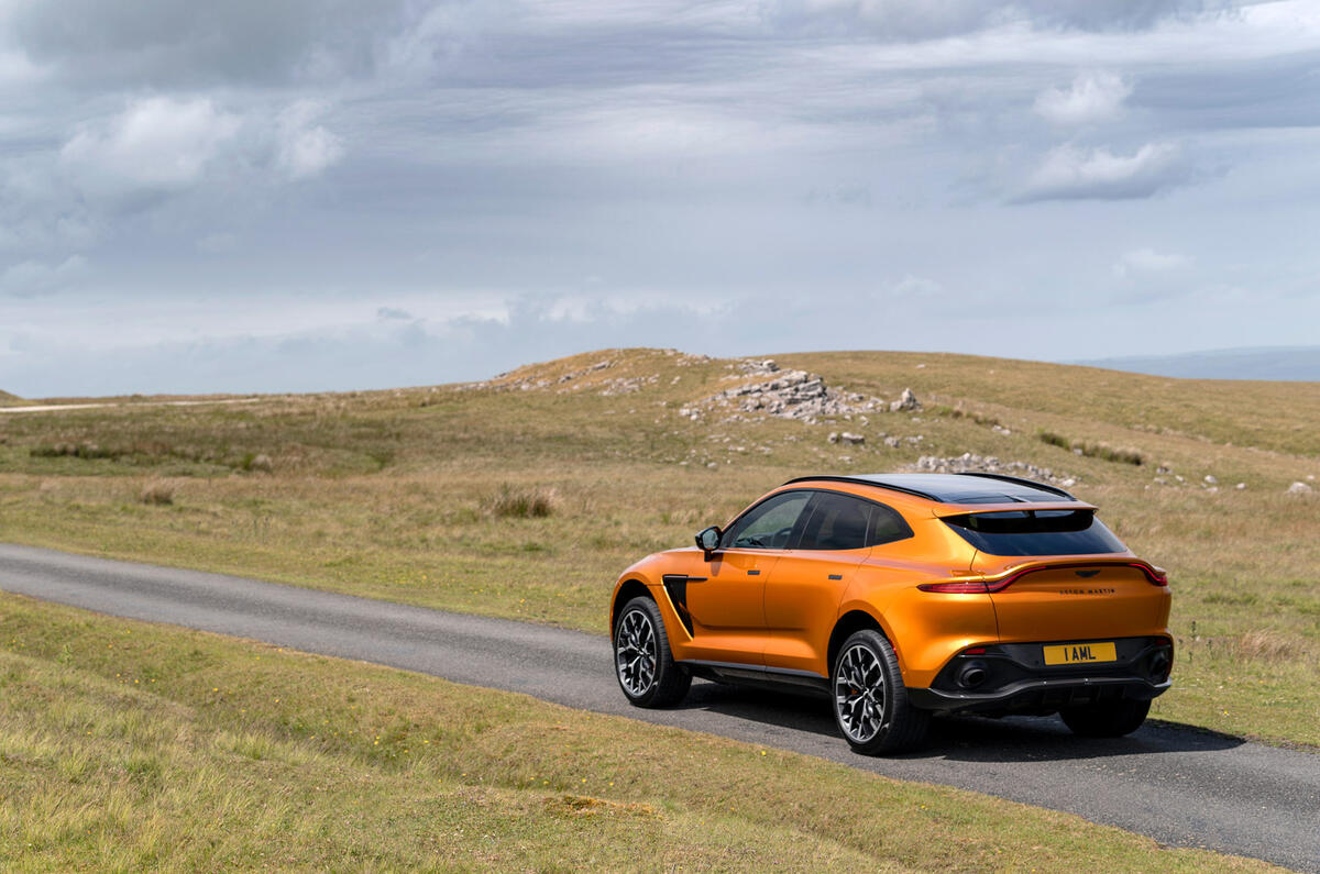 19 Aston Martin DBX  Golden Saffron  1 AML  252