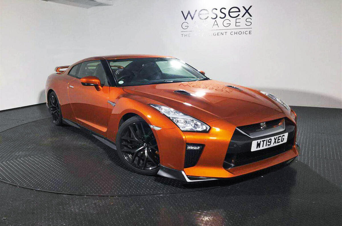 Nissan GT-R Prestige 2019 - stationary front