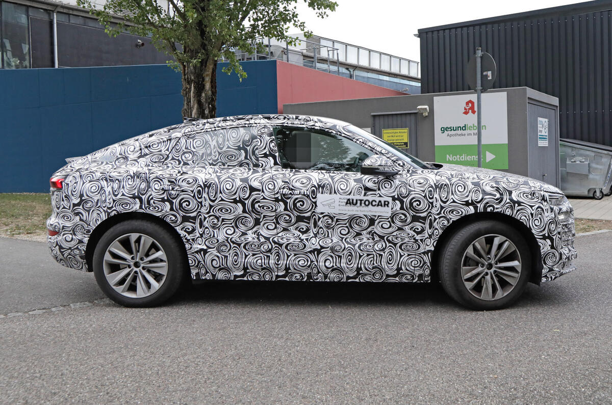 Audi Q6 E-tron Sportback 2024 camouflaged side tracking Audi Q6 E-tron Sportback 2024 camouflaged side tracking