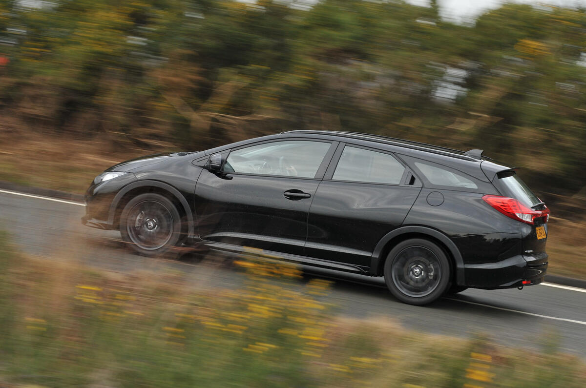 Honda Civic Tourer - hero side