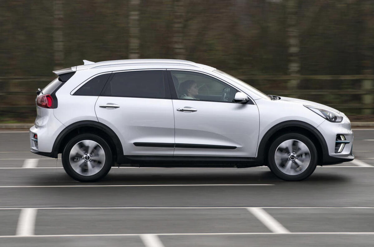 2 kia e niro 39kwh 2021 uk first drive review hero side 2 kia e niro 39kwh 2021 uk first drive review hero side