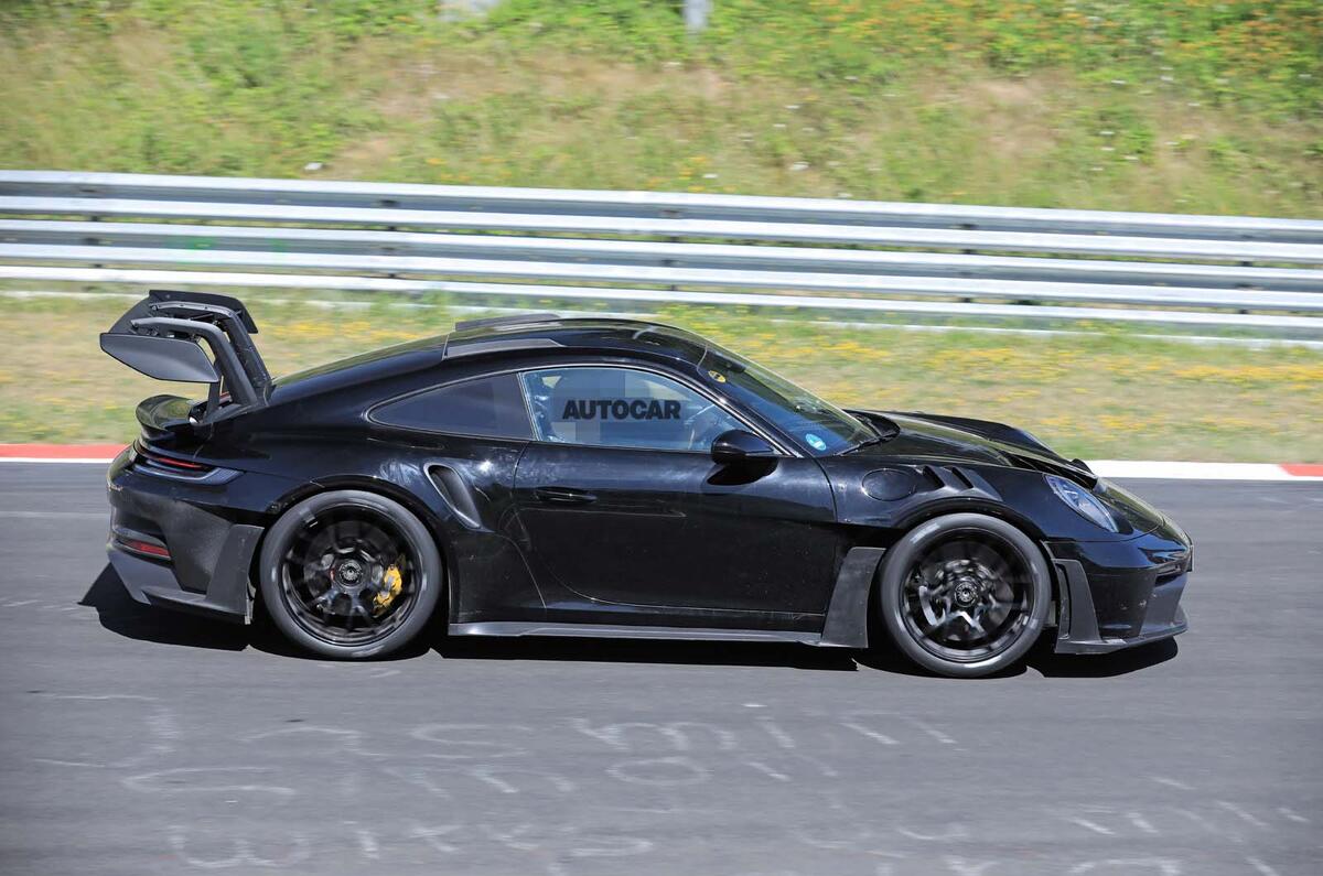 Porsche 911 GT3 RS 2022 side tracking