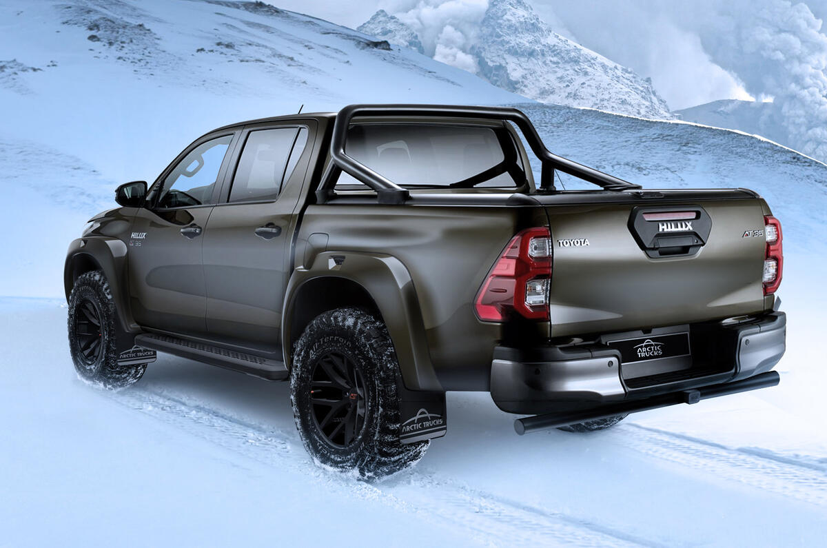 20201215 HILUX INVINCIBLE AT35 rear