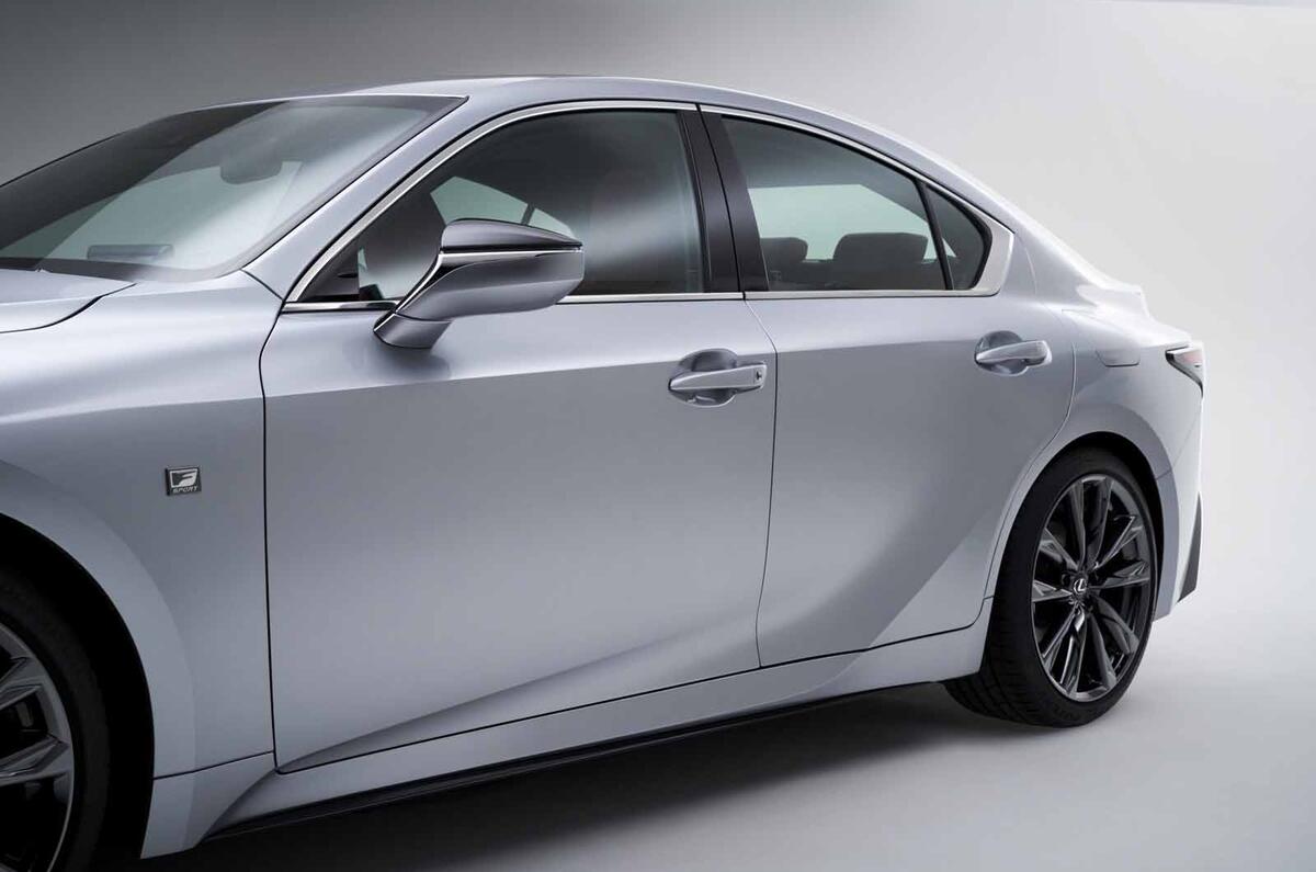 2021 Lexus IS side 2021 Lexus IS side