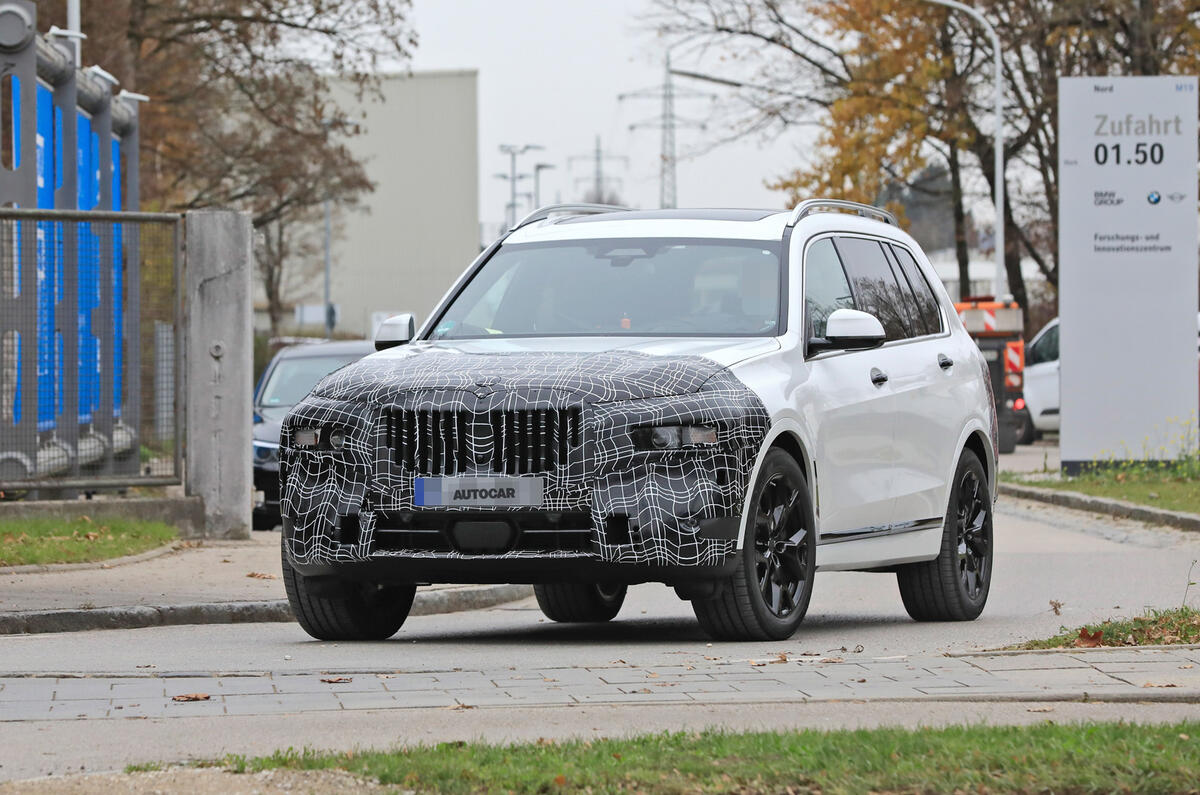 2022 BMW X7 hero front 2022 BMW X7 hero front