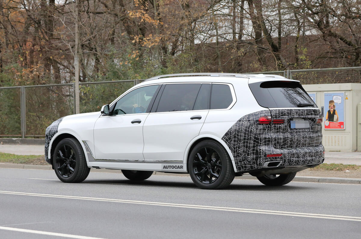 2022 BMW X7 rear side 2022 BMW X7 rear side