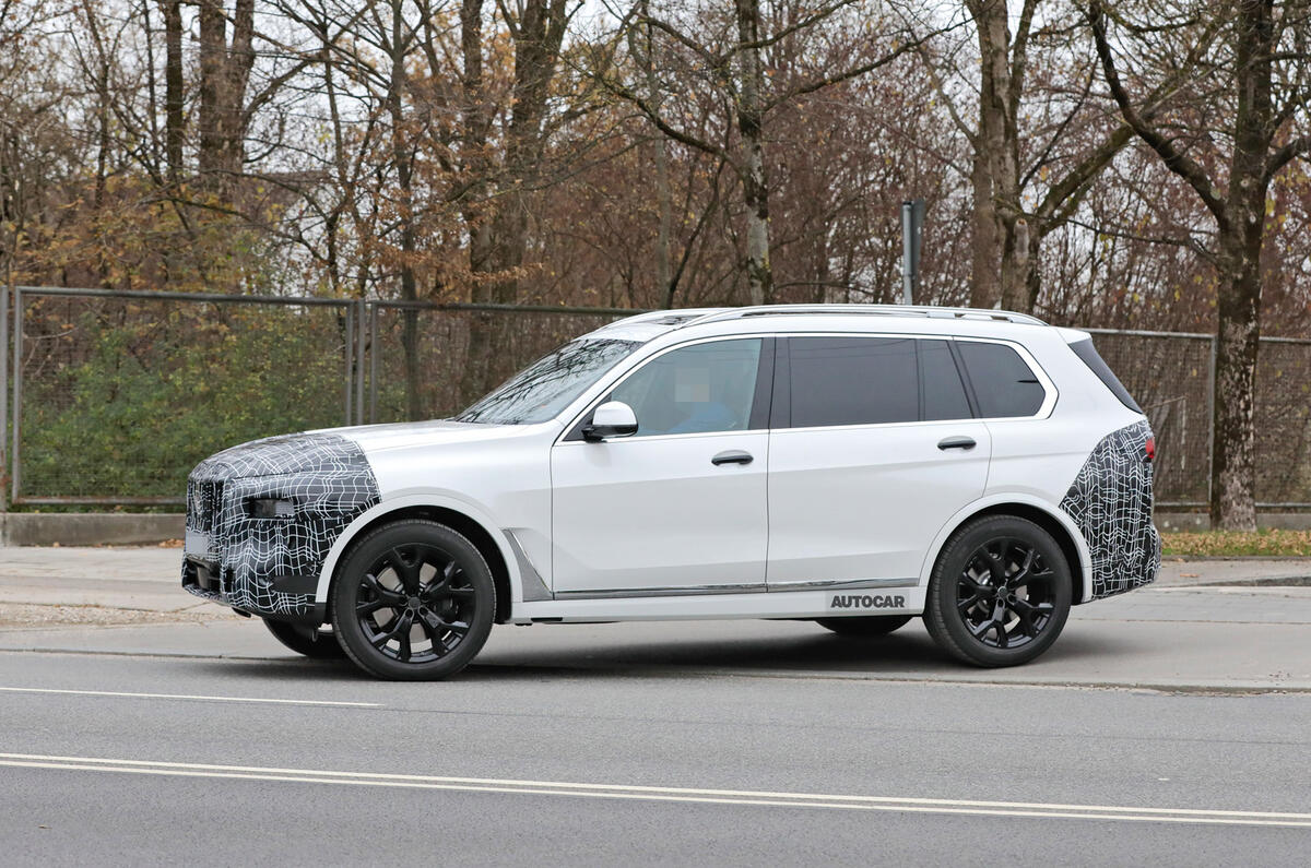 2022 BMW X7 side 2022 BMW X7 side