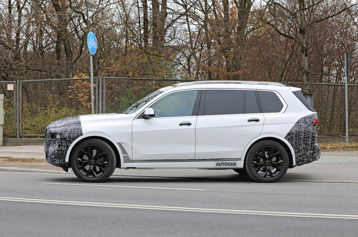 2022 BMW X7 side 2022 BMW X7 side
