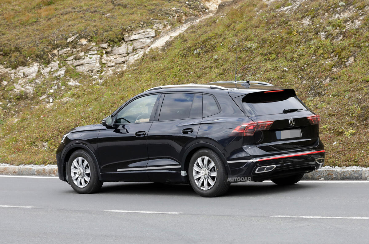 2023 Volkswagen Tiguan downhill rear 2023 Volkswagen Tiguan downhill rear