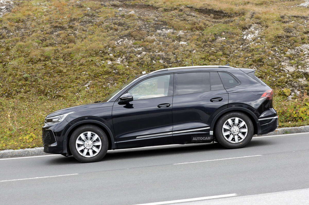 2023 Volkswagen Tiguan downhill side 2023 Volkswagen Tiguan downhill side