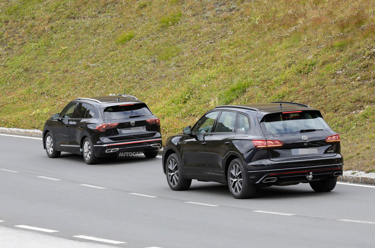 2023 Volkswagen Tiguan downhill with Volkswagen Touareg R 2023 Volkswagen Tiguan downhill with Volkswagen Touareg R