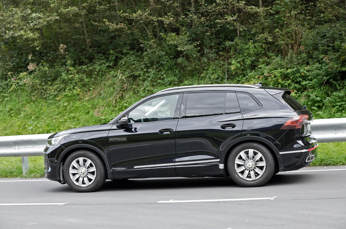 2023 Volkswagen Tiguan testing side angle 2023 Volkswagen Tiguan testing side angle