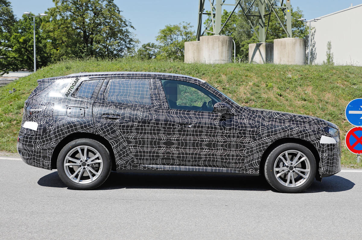 2024 BMW X3 side 2024 BMW X3 side