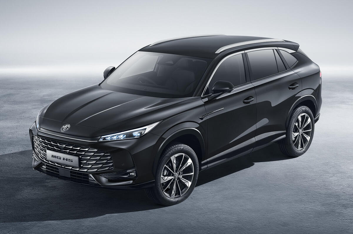 2024 MG HS in black front from high