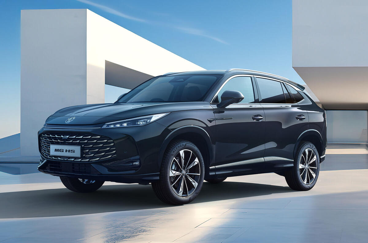 2024 MG HS in black front quarter