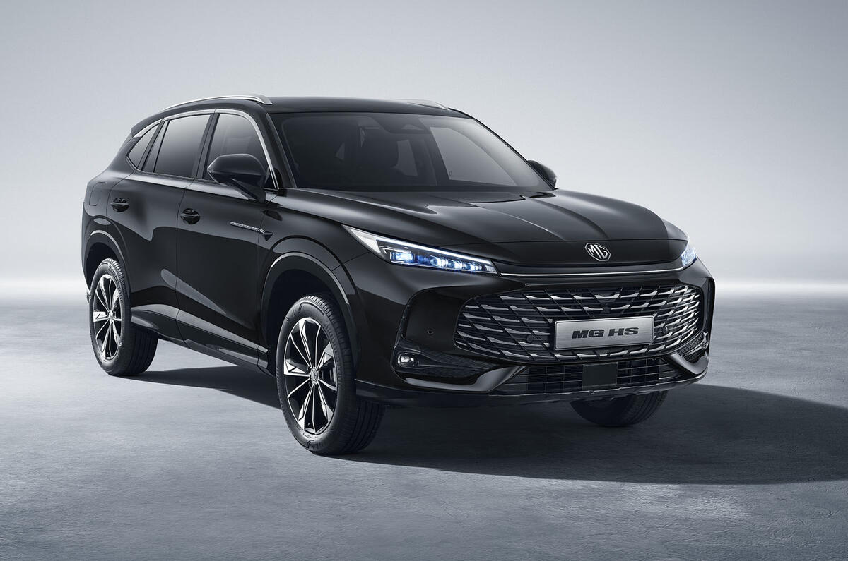 2024 MG HS in black front right 2