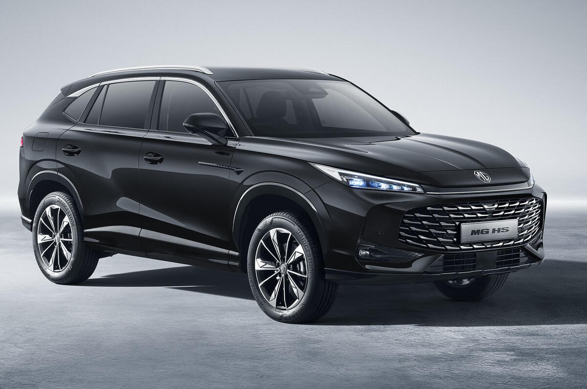 2024 MG HS in black front right