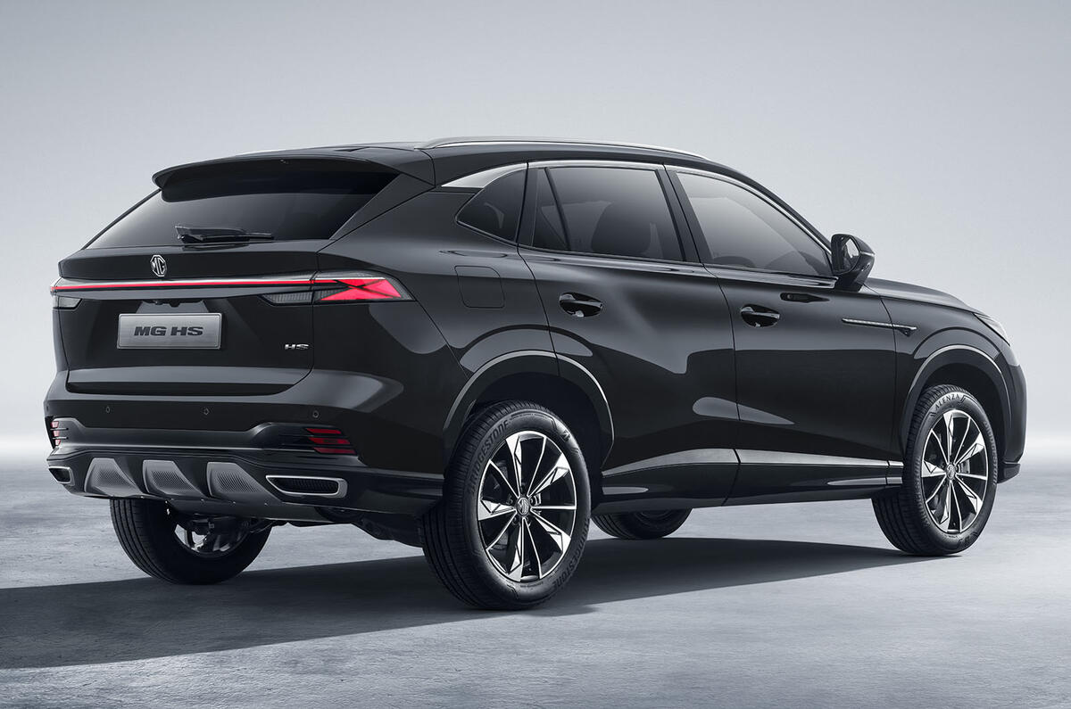 2024 MG HS in black rear quarter