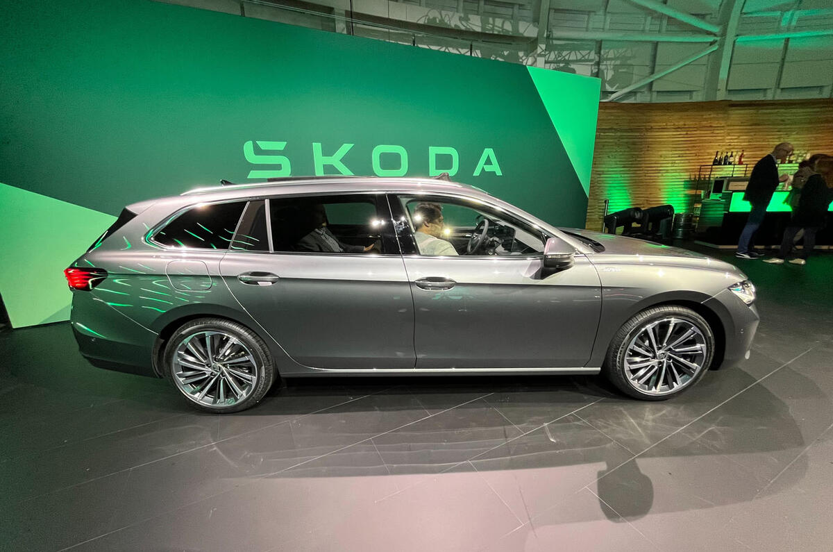 2024 Skoda Superb estate side 2024 Skoda Superb estate side