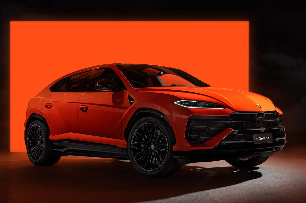 2024 Lamborghini Urus PHEV angle parked 2024 Lamborghini Urus PHEV angle parked