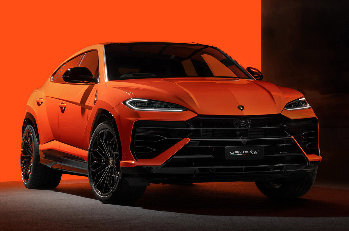 2024 Lamborghini Urus PHEV front lead 2024 Lamborghini Urus PHEV front lead