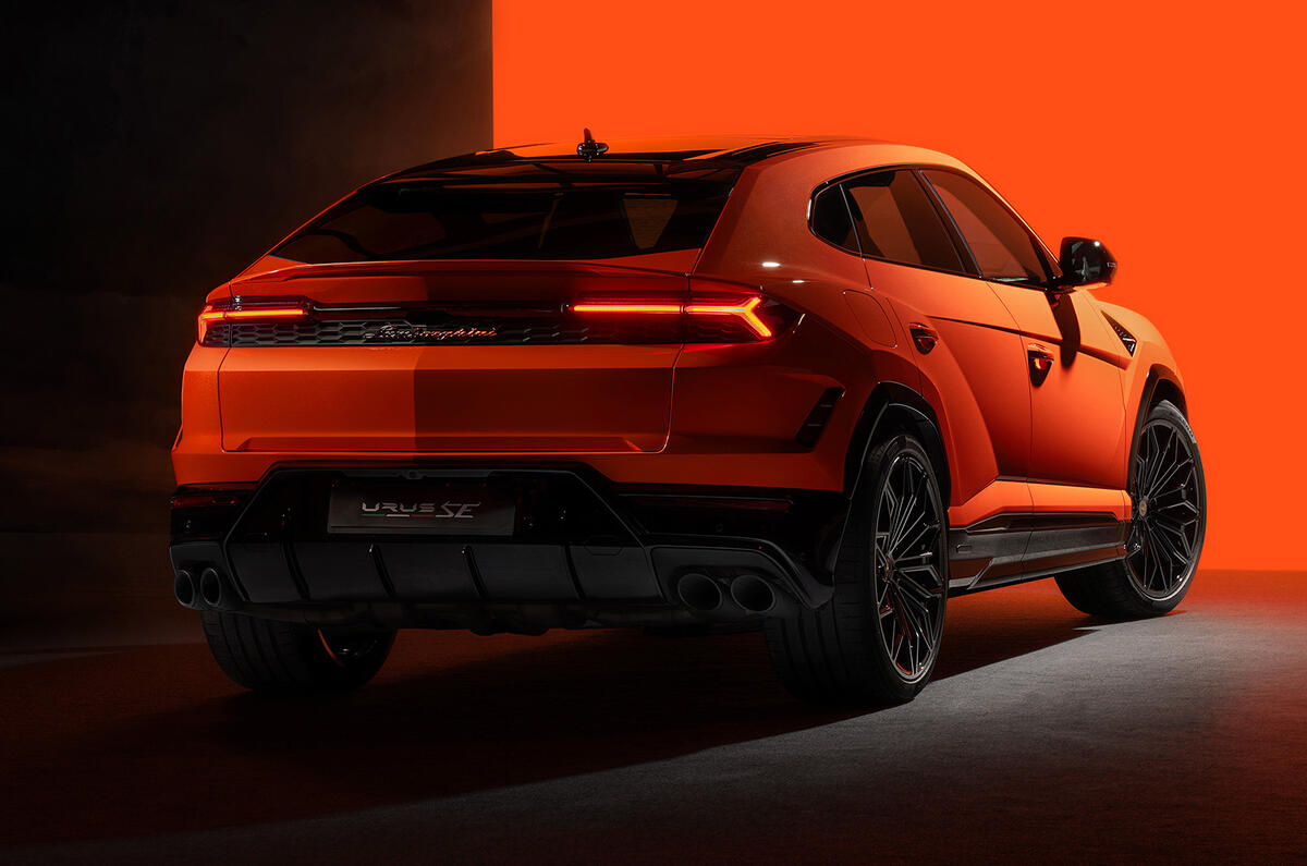 2024 Lamborghini Urus PHEV rear pearked 2024 Lamborghini Urus PHEV rear pearked