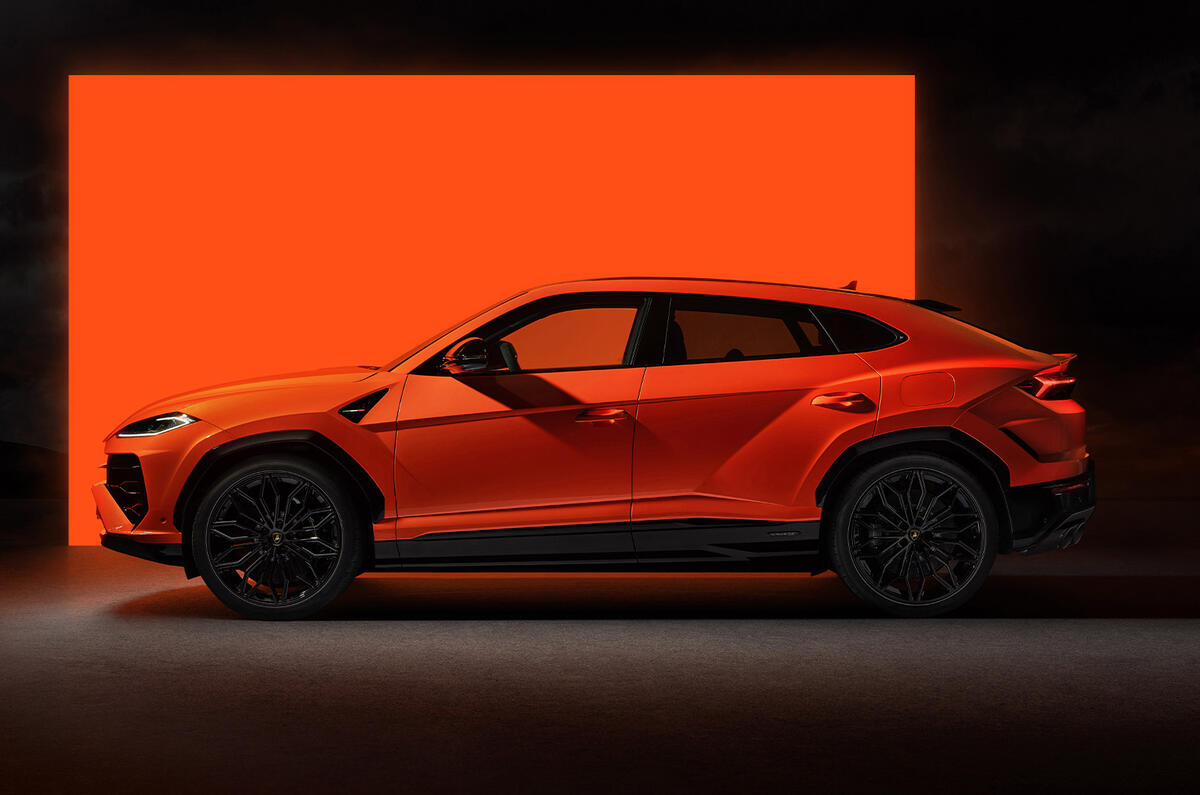 2024 Lamborghini Urus PHEV side 2024 Lamborghini Urus PHEV side