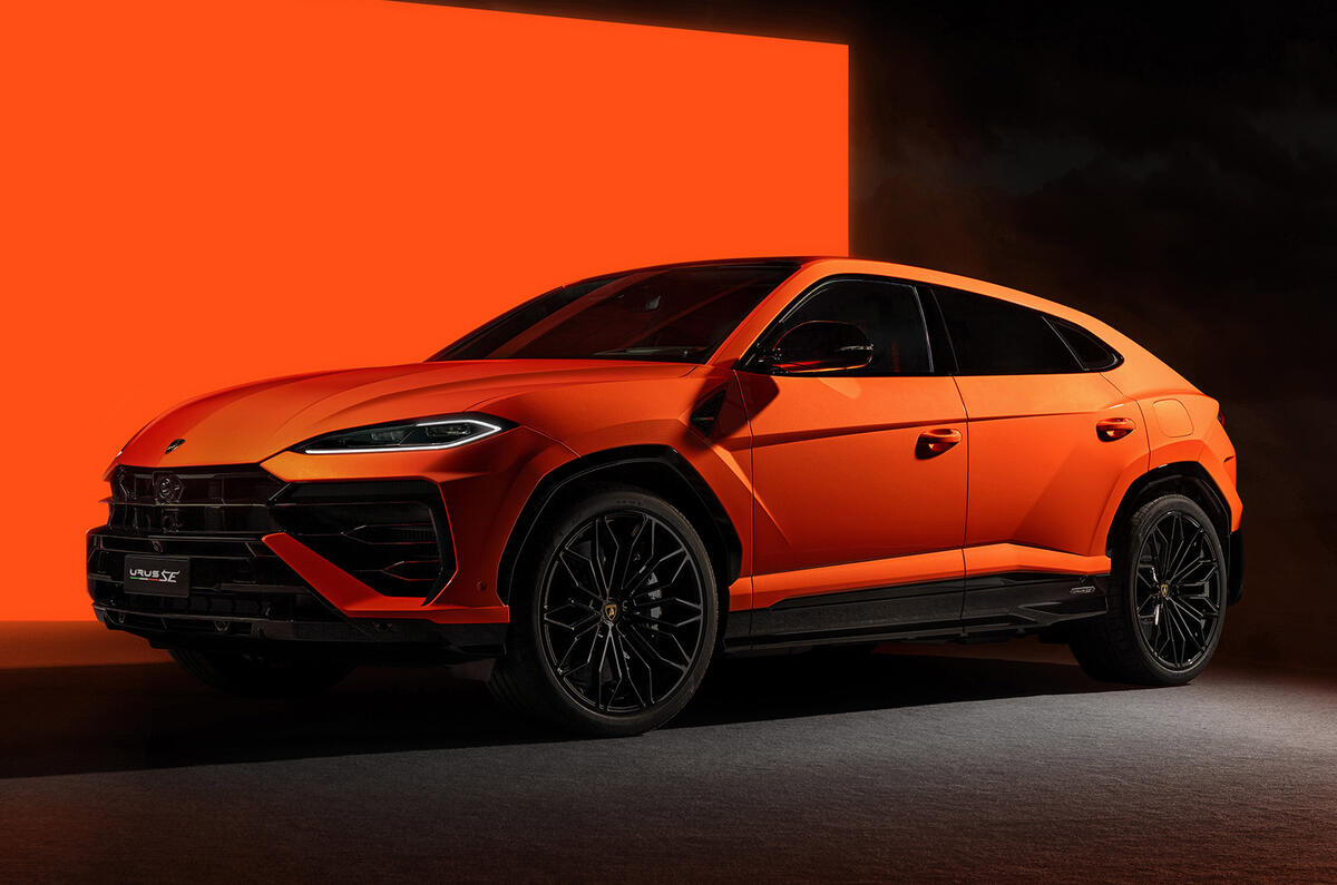 2024 Lamborghini Urus PHEV side 2 2024 Lamborghini Urus PHEV side 2