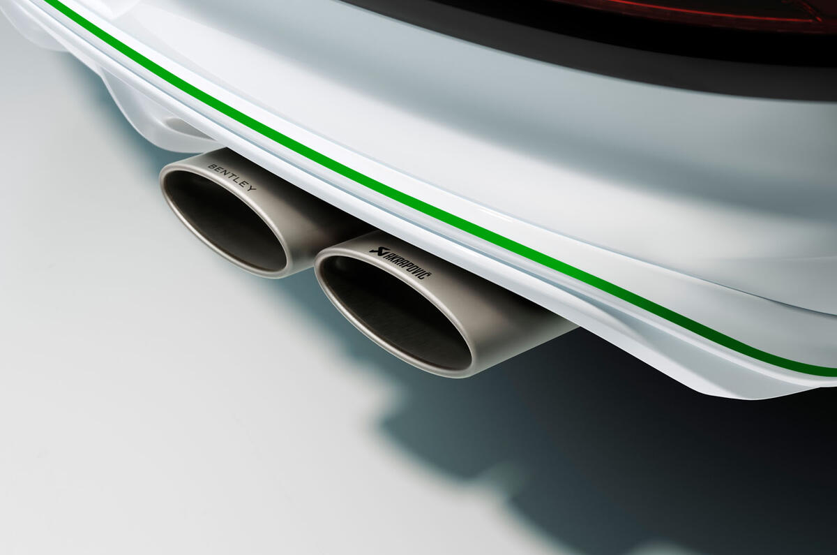 2025 Bentley Bentayga Speed tailpipe detail