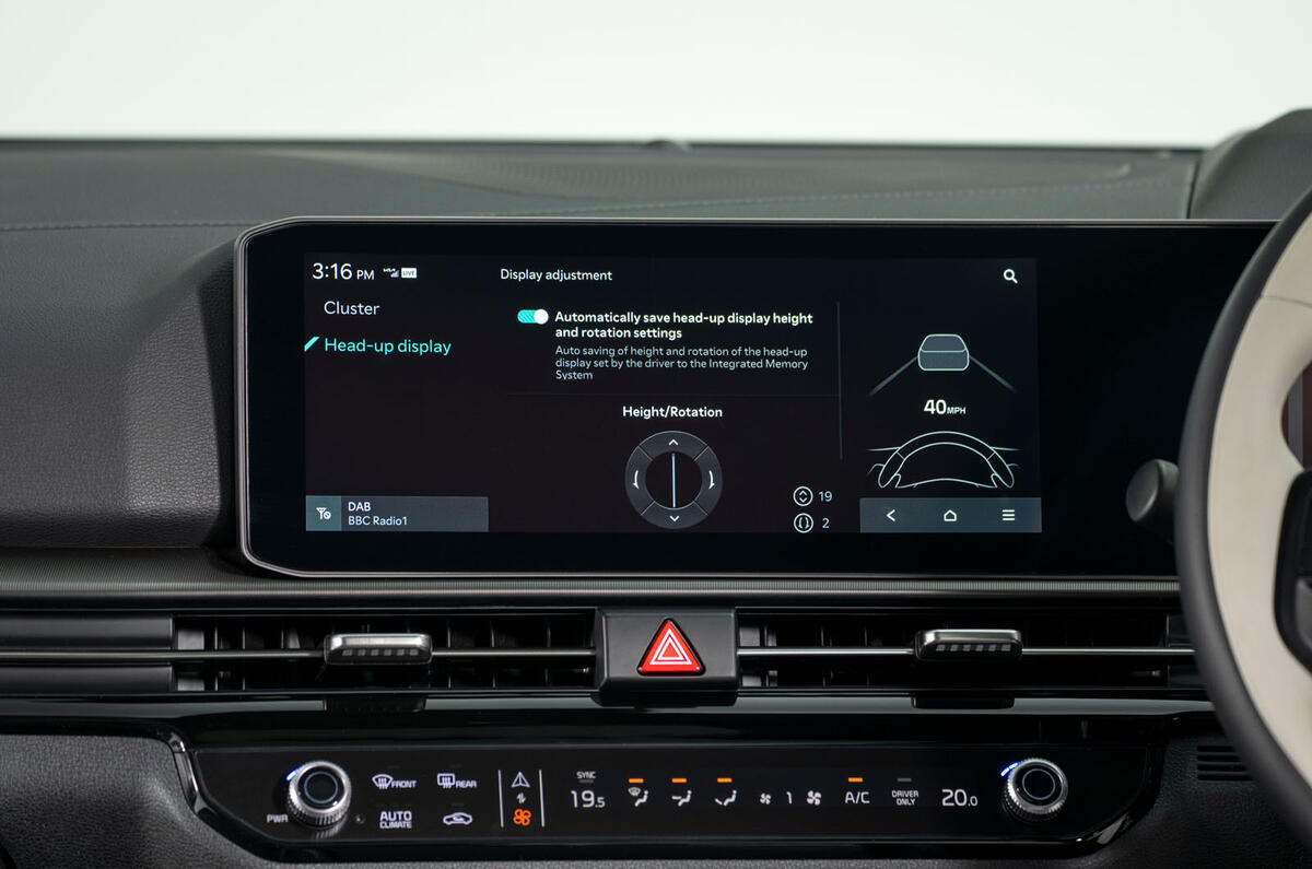 2025 Kia Sportage facelift interior touchscreen close 2025 Kia Sportage facelift interior touchscreen close