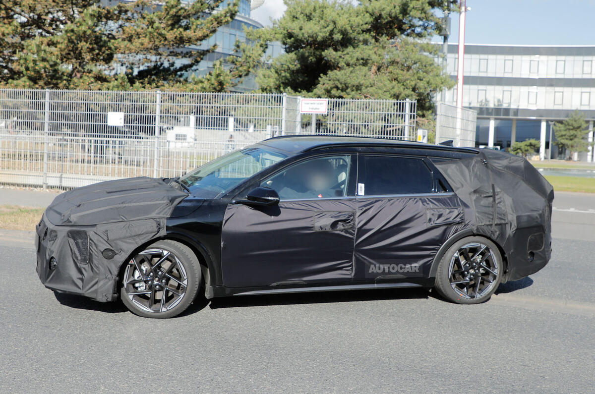 2026 Kia K4 estate front quarter tracking
