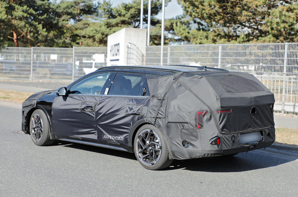 2026 Kia K4 estate rear quarter tracking 2026 Kia K4 estate rear quarter tracking