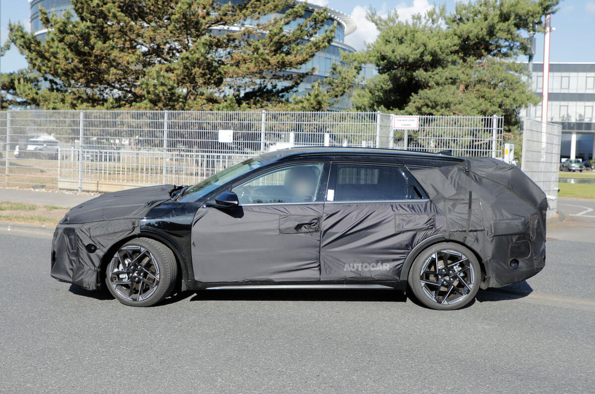 2026 Kia K4 estate side tracking 2026 Kia K4 estate side tracking