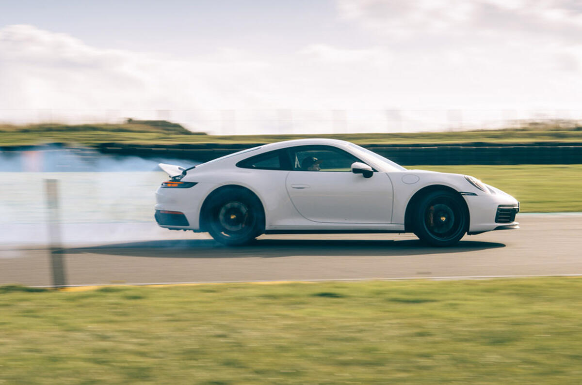 Porsche 911 2019 - tracking side