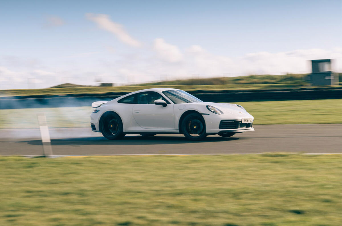 Porsche 911 2019 - tracking side