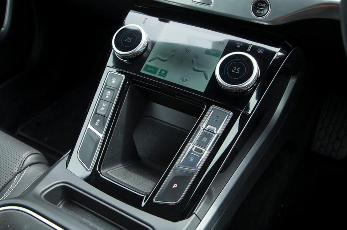Jaguar I-Pace 2018 - centre console Jaguar I-Pace 2018 - centre console