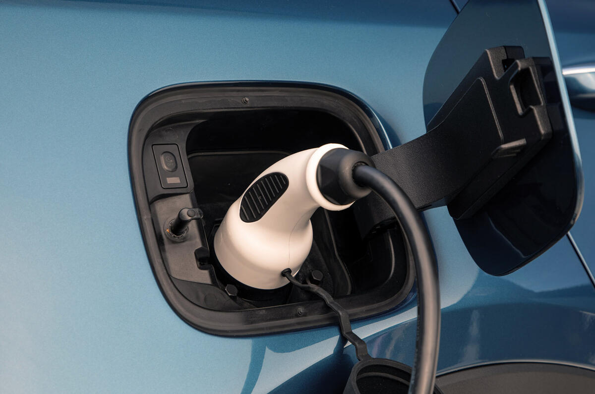 2 KiaCharge   Kia Sorento PHEV 1