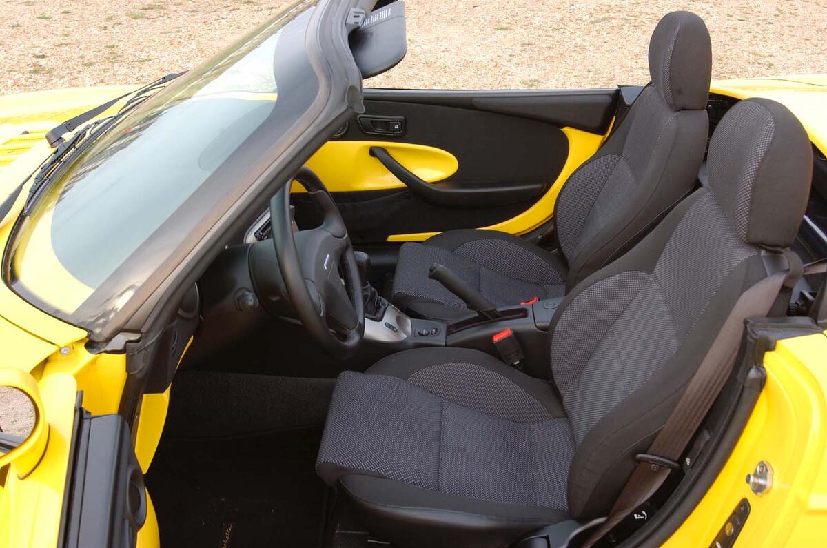 Fiat Barchetta 2003 interior side Fiat Barchetta 2003 interior side