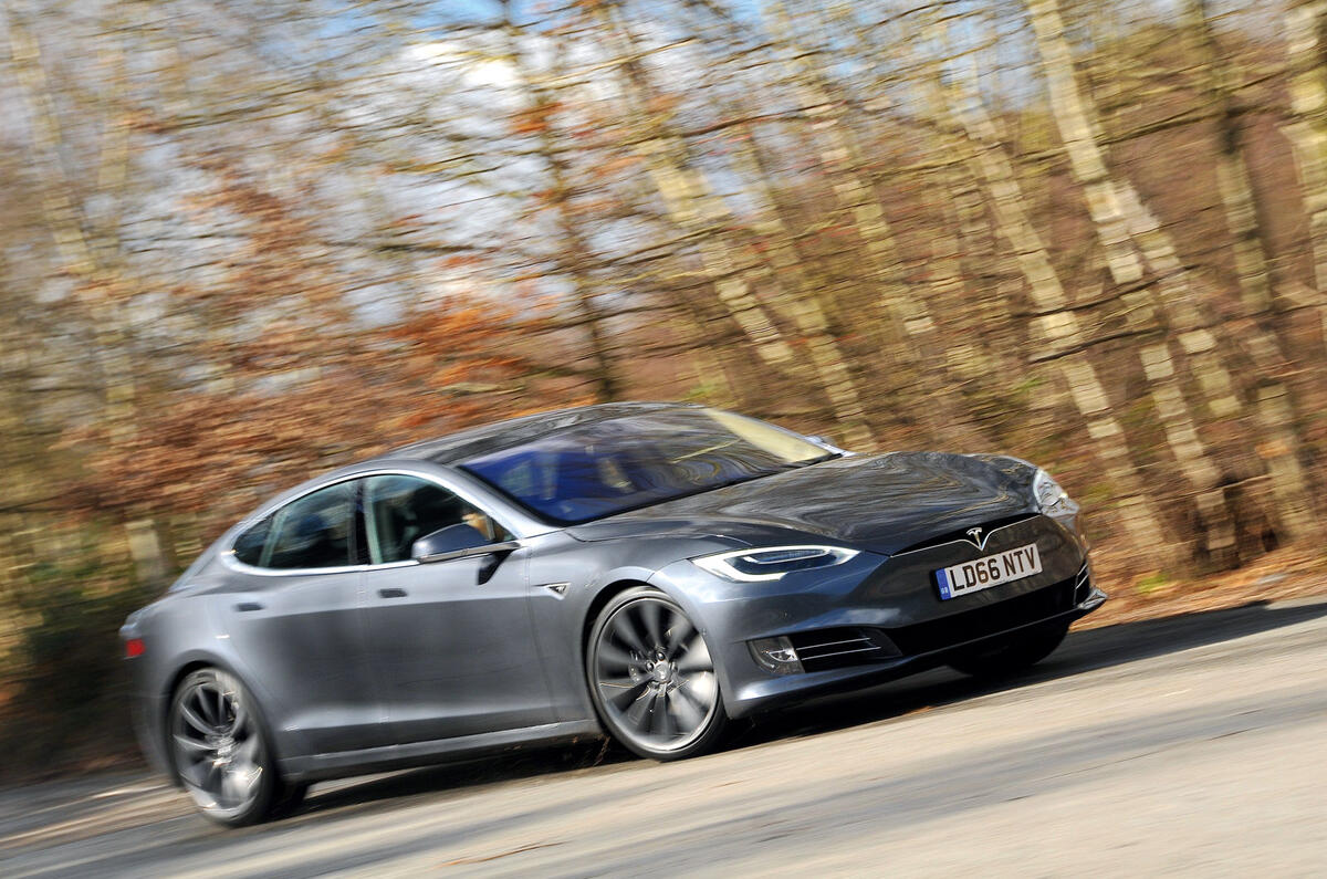 Tesla Model S - tracking side
