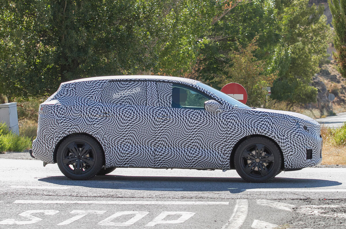 Peugeot 3008 spy shots testing